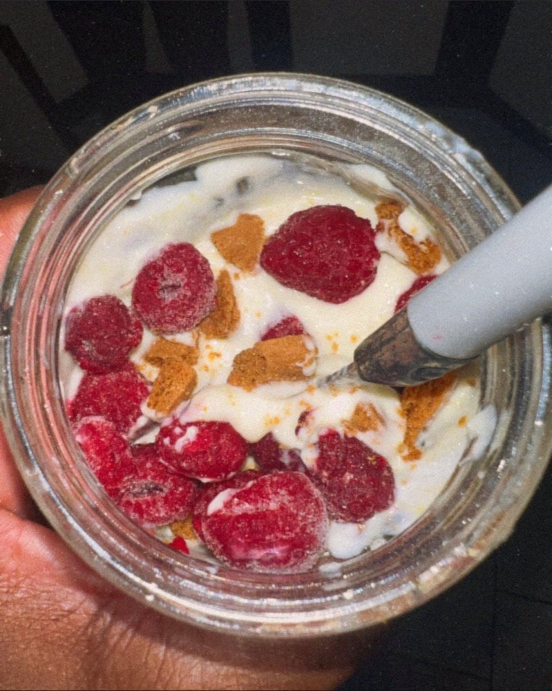 Collation : yaourt et framboises dans un bocal