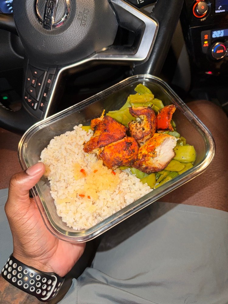 Déjeuner : riz, poulet grillé et crudités dans une boîte repas