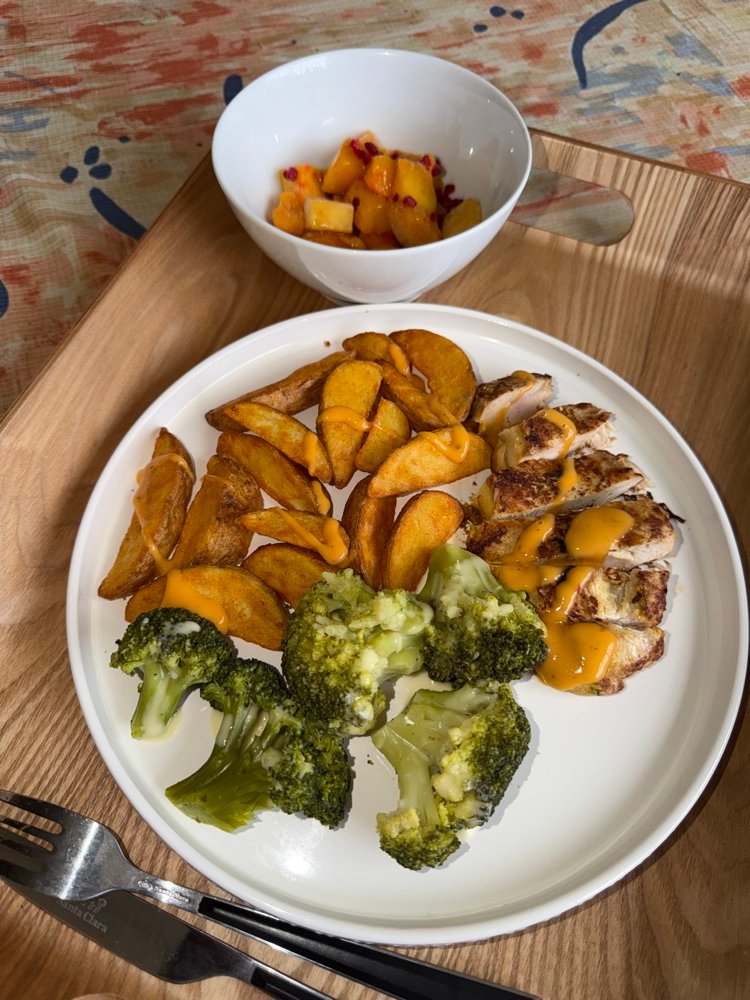 Dîner : poulet, pommes de terre rôties et brocolis