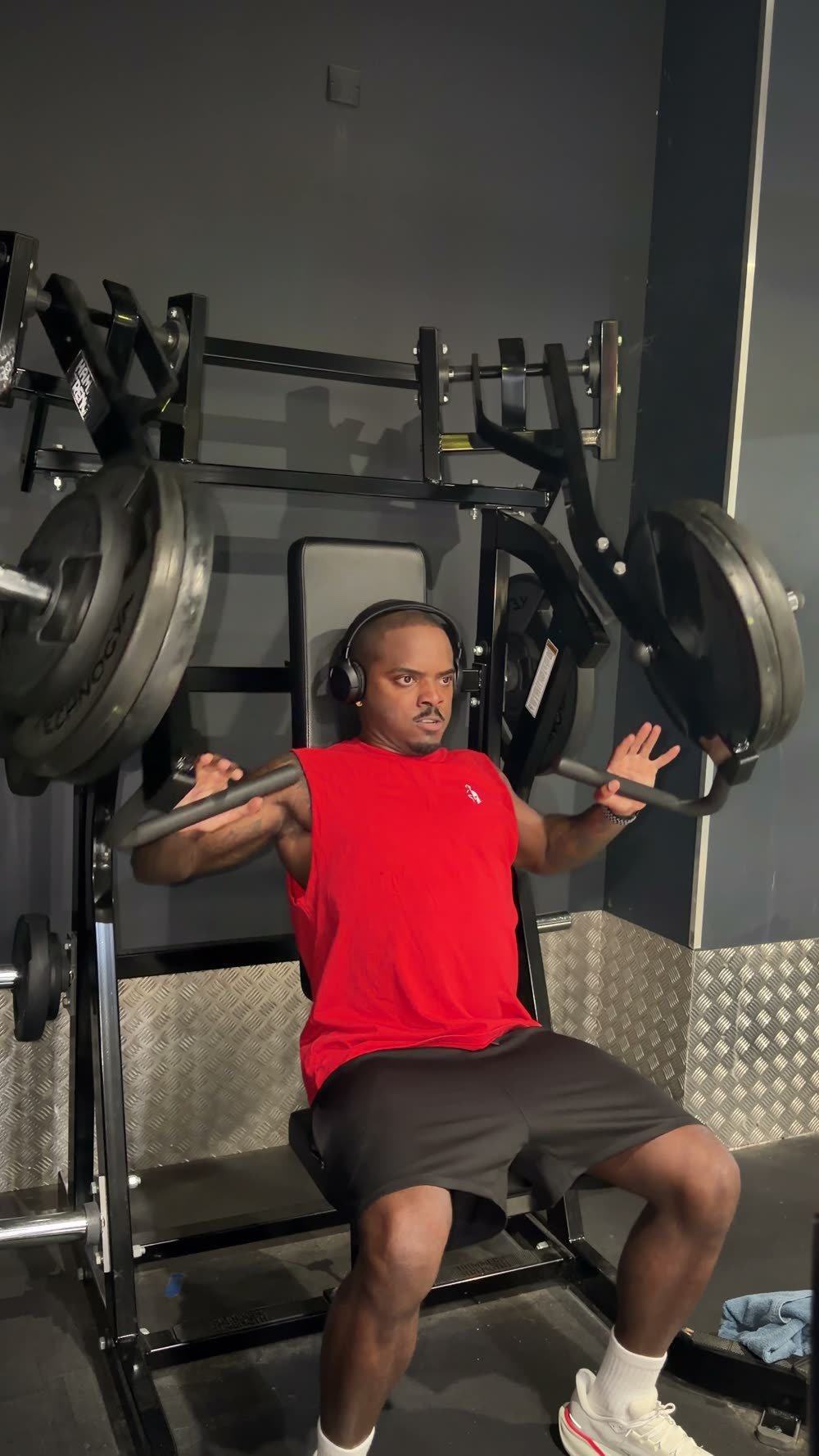 Pascal assis sur une machine, en plein effort