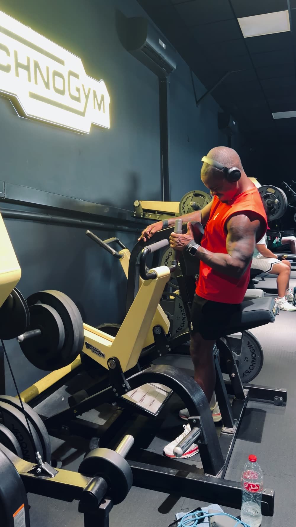 Pascal de profil sur une machine
